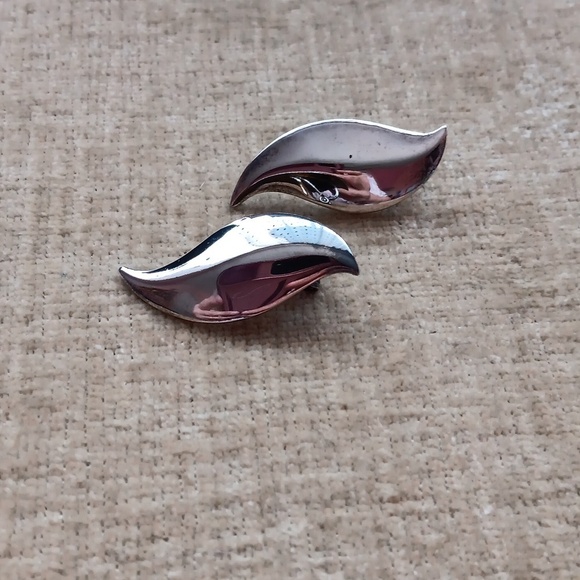 Spring Back Post Leaf Silver Earrings - Picture 1 of 7